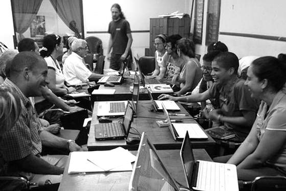 Foto de Nico Echaniz coordinando los talleres de Cyclope 3 en Cuba