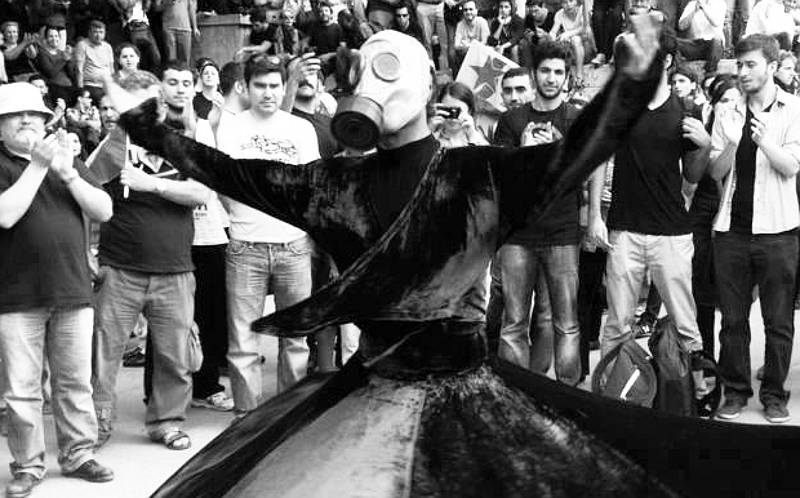 foto de activista disfrazado de derviche con máscara antigás